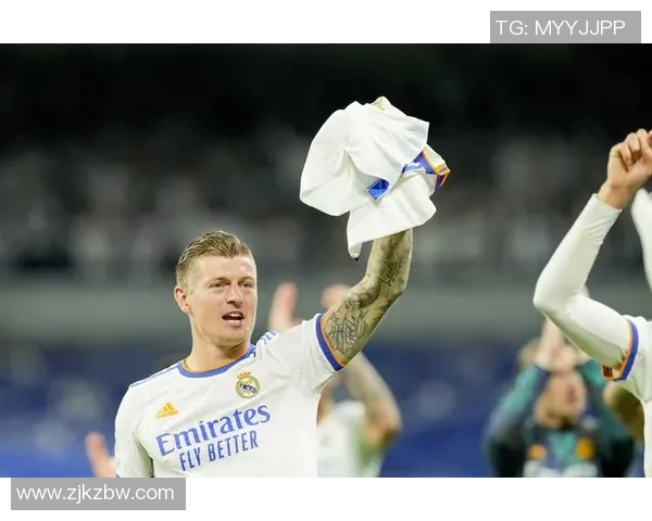 克罗斯：从足球场上的战术大师到全球球迷心中的传奇偶像