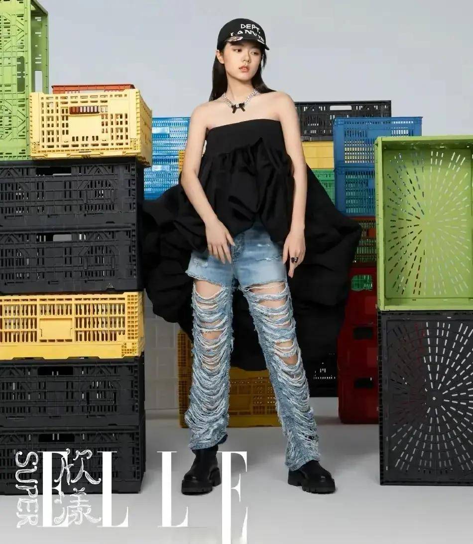 赵今麦摩登色彩封面大片？展现灰色亮片斜肩上衣灵动可人(图3)